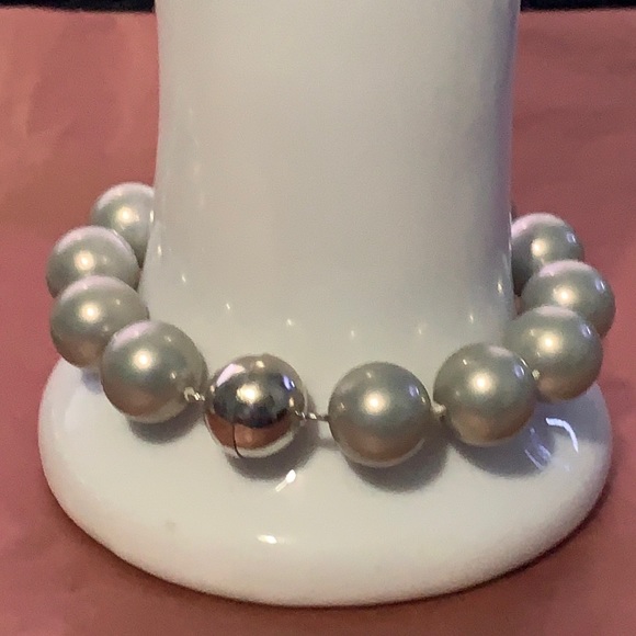NWOT LIGHT GREY PEARL BRACELET W MAGNETIC CLOSURE - Picture 1 of 7